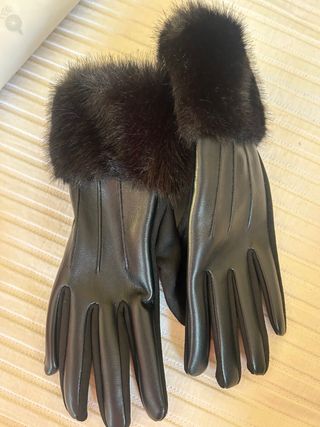 Guantes negros con pelo