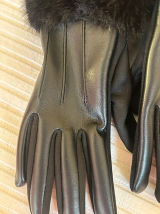 Guantes negros con pelo
