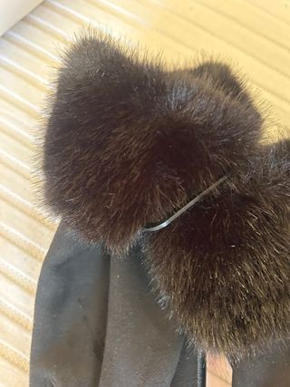 Guantes negros con pelo