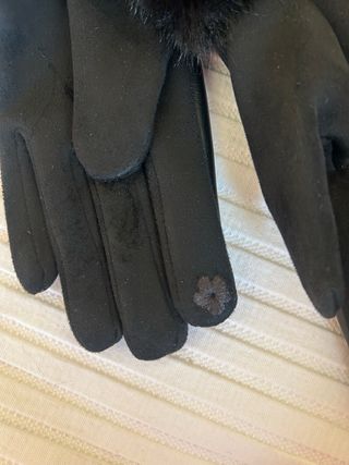 Guantes negros con pelo
