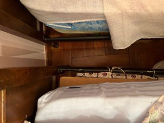 Dos cabeceros de madera tallada