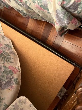 Dos cabeceros de madera tallada