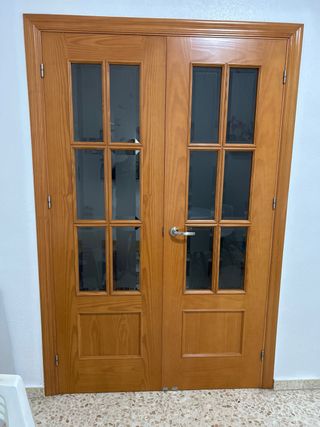 Puerta de salón con cristal