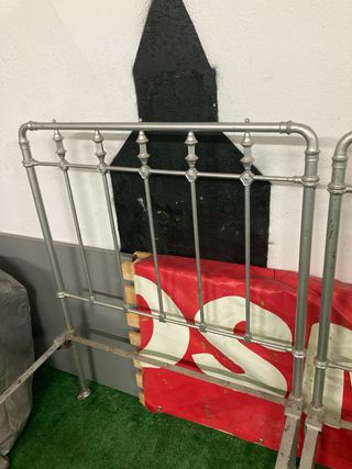 2 Camas antiguas de hierro