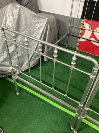 2 Camas antiguas de hierro