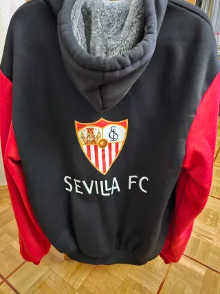 Chaqueta Sevilla FC Negra y Roja Hombre Talla M/L.