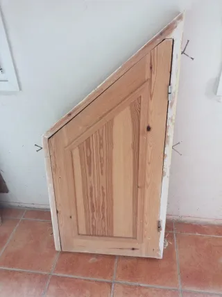 Puerta de pino para hueco de escalera