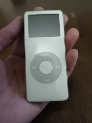 Apple iPod de 4 GB. Admite tarjeta