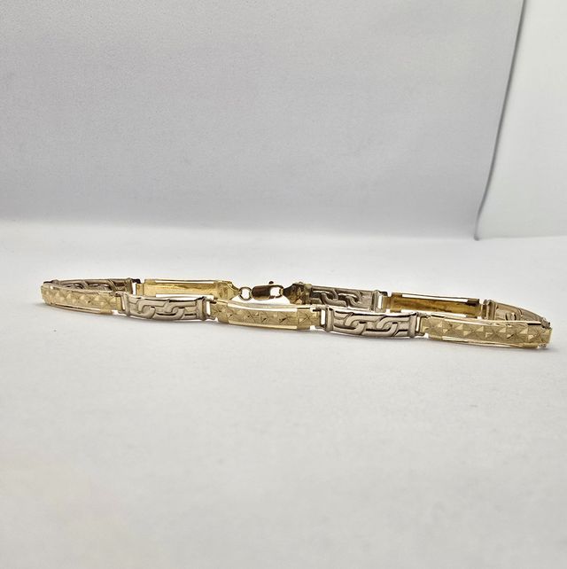 Pulsera de oro de 18k. Peso: 5.68 gr.