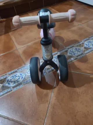 Bicicleta infantil con diseño de gato
