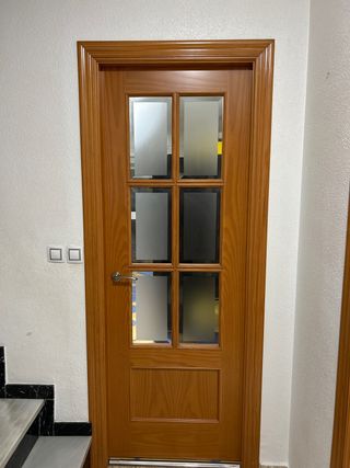 Puerta de madera acristalada