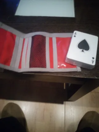 Cartera Adidas y baraja de póker