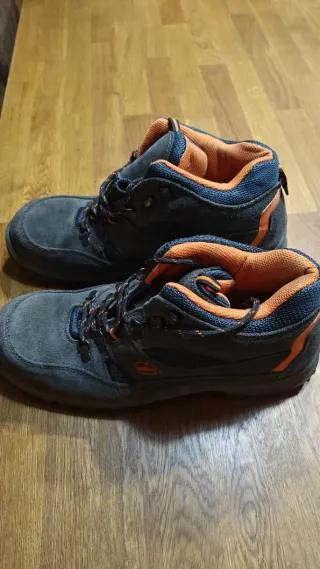 Botas de seguridad grises y naranjas