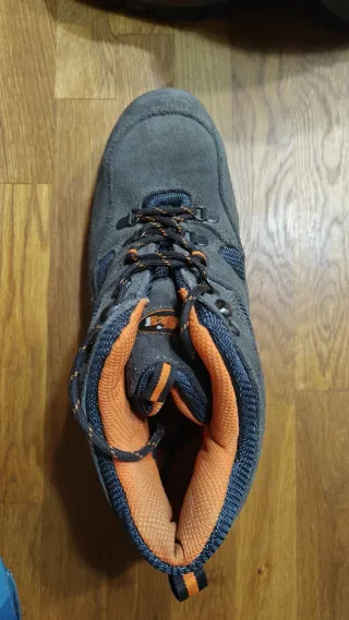 Botas de seguridad grises y naranjas