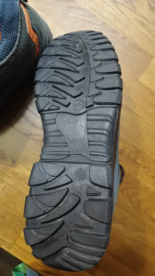 Botas de seguridad grises y naranjas