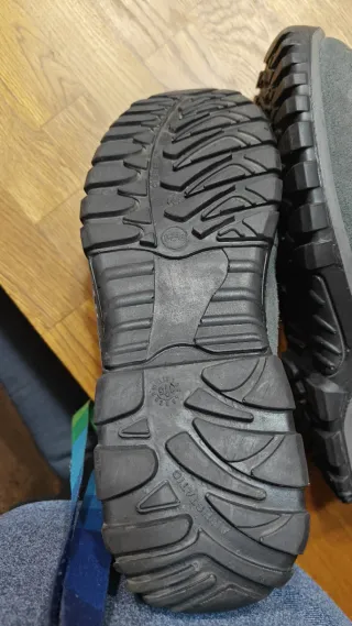 Botas de seguridad grises y naranjas