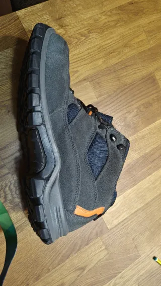 Botas de seguridad grises y naranjas