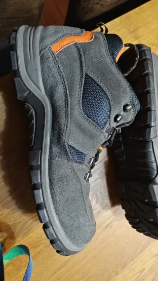 Botas de seguridad grises y naranjas