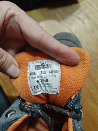 Botas de seguridad grises y naranjas