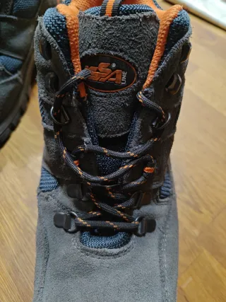 Botas de seguridad grises y naranjas