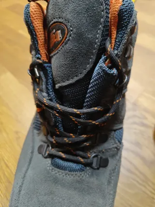 Botas de seguridad grises y naranjas