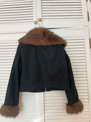 Chaqueta corta con cuello y puños de pelo
