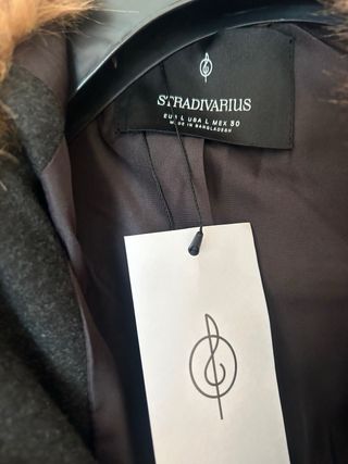 Chaqueta corta con cuello y puños de pelo