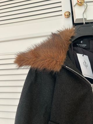 Chaqueta corta con cuello y puños de pelo