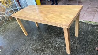 Varias mesas de madera de pino.