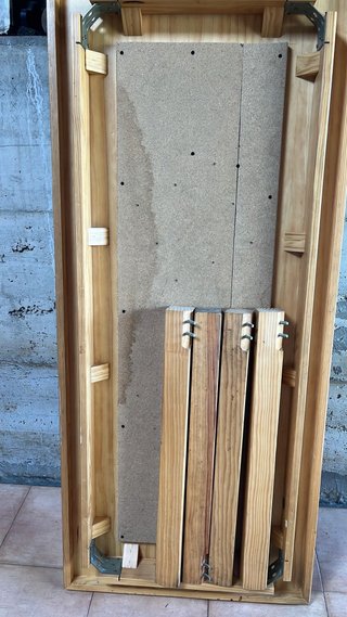 Varias mesas de madera de pino.
