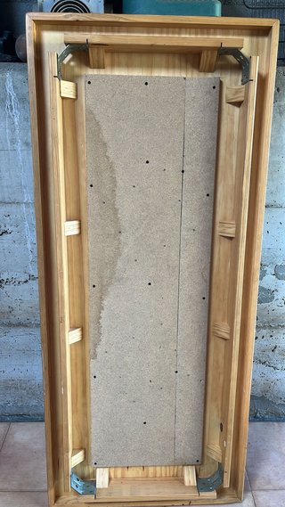 Varias mesas de madera de pino.