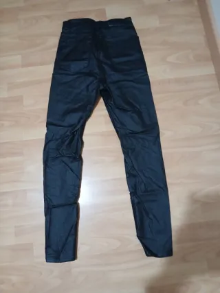 Pantalones efecto piel negros