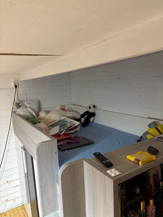 Litera con cajones y estantes