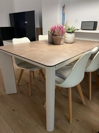 Mesa de comedor moderna