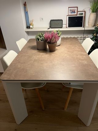 Mesa de comedor moderna