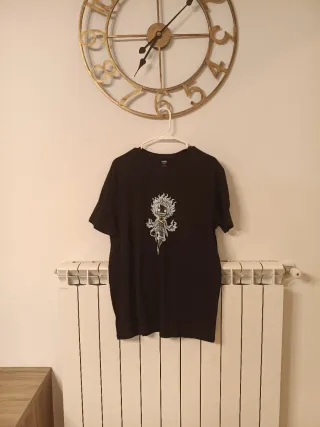 T-shirt nera con stampa grafica