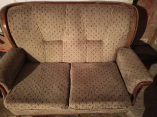 Sofá 2 plazas madera y tela marrón. Venta persona.