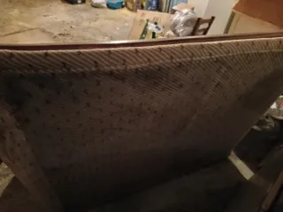 Sofá 2 plazas madera y tela marrón. Venta persona.