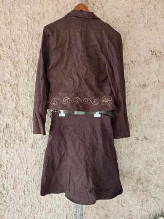 Conjunto chaqueta y falda bordada