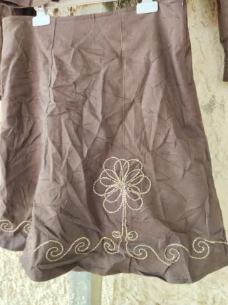 Conjunto chaqueta y falda bordada