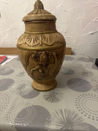 Sopera de terracota con detalles dorados