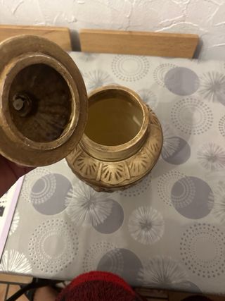 Sopera de terracota con detalles dorados