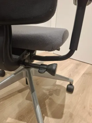 Silla ergonómica de oficina gris