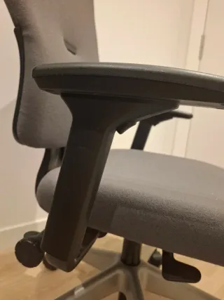 Silla ergonómica de oficina gris