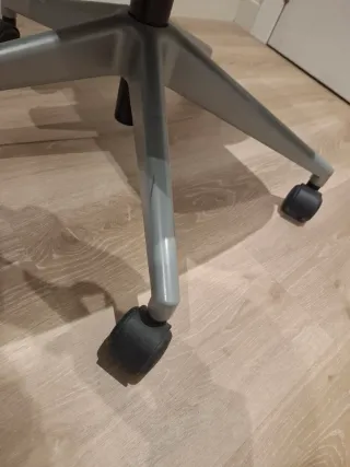 Silla ergonómica de oficina gris