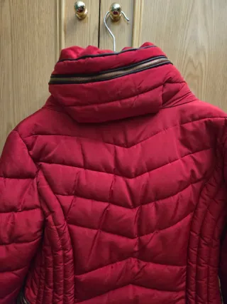 Cazadora roja Zara acolchada.