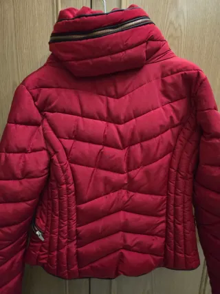 Cazadora roja Zara acolchada.