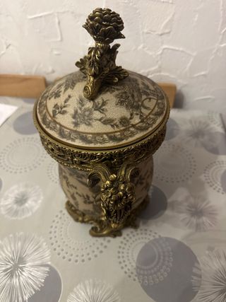 Sopera cerámica y metal dorada