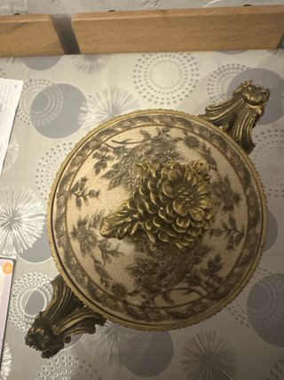 Sopera cerámica y metal dorada