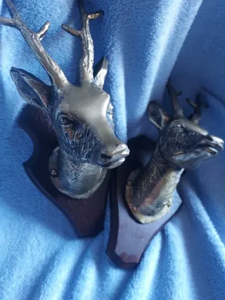 Dos Figuras cabezas de corzo en bronce con peanas